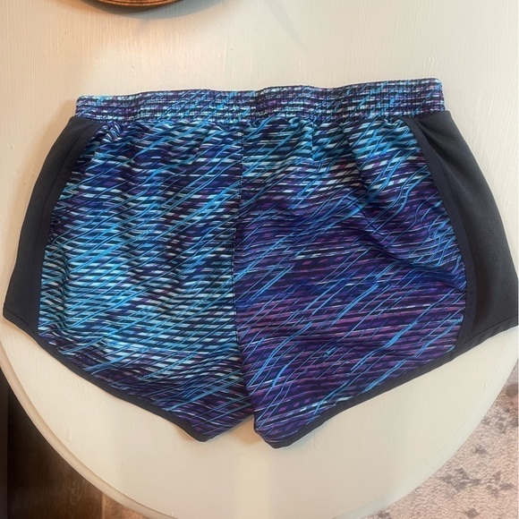 UNDER ARMOUR RUNNING SHORTS - Picture 2 of 3